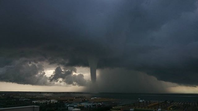 tromba-marina-entra-in-costa-in-provincia-di-venezia-e-diventa-tornado,-coinvolte-strutture-turistiche