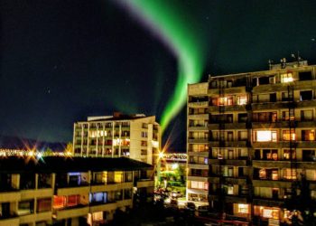 foto-mozzafiato-dell’aurora-boreale-vista-da-reykjavik,-islanda