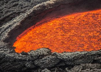 grande-spettacolo-sull’etna:-colata-di-lava-impressionante-vista-dal-drone