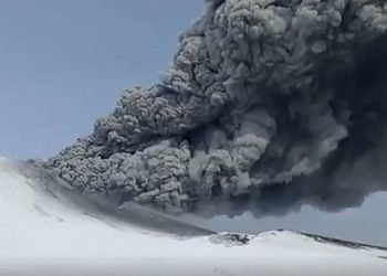 vulcano-in-russia-riprende-ad-eruttare-dopo-ben-250-anni:-evento-clamoroso
