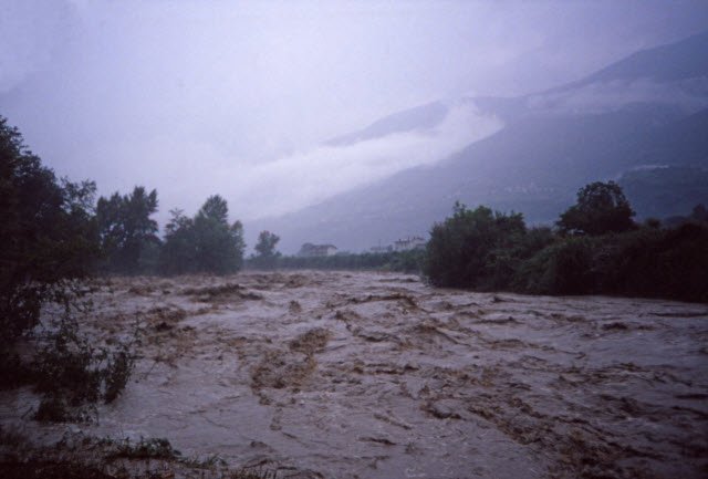 la-grande-alluvione-della-lombardia:-valtellina-e-mezza-regione-sott’acqua.-era-il-18-luglio-1987