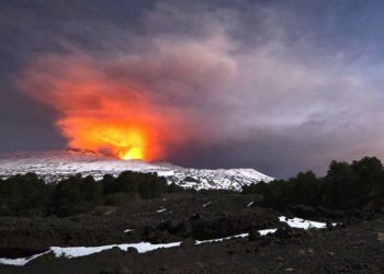 etna,-super-esplosione-cratere:-video!-getti-di-lava-feriscono-10-persone