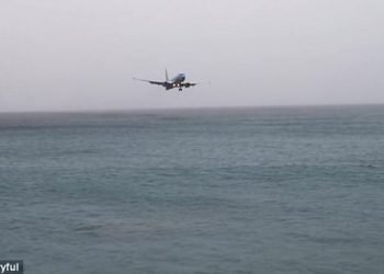 aereo-rischia-di-finire-in-mare,-atterrando-nella-pericolosa-sint-maarten