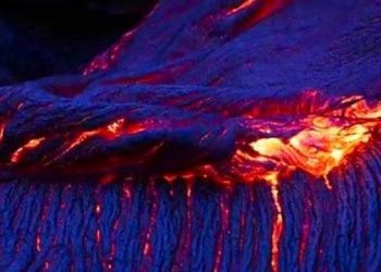 vulcano-kilauea,-la-spettacolare-eruzione-di-lava-blu:-un-video-eccezionale
