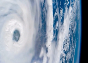 ciclone-enawo-fotografato-dalla-stazione-spaziale-internazionale