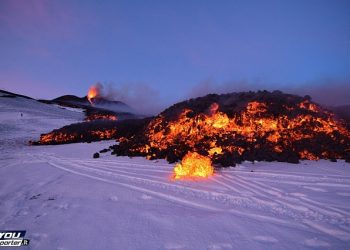 neve-e-fuoco,-spettacolo-incredibile-dall’etna.-l’eruzione-vista-dal-drone