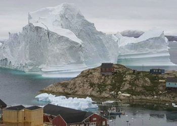 iceberg-enorme-in-groenlandia,-rischio-tsunami-minaccia-villaggio