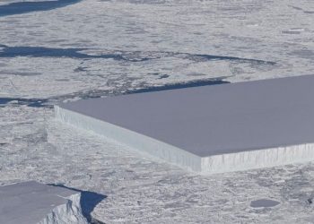 iceberg-come-un-rettangolo-perfetto.-incredibile-stranezza-in-antartide