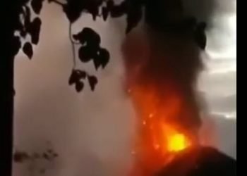 video-krakatoa,-eruzione-vulcanica-e-tsunami-sulla-folla