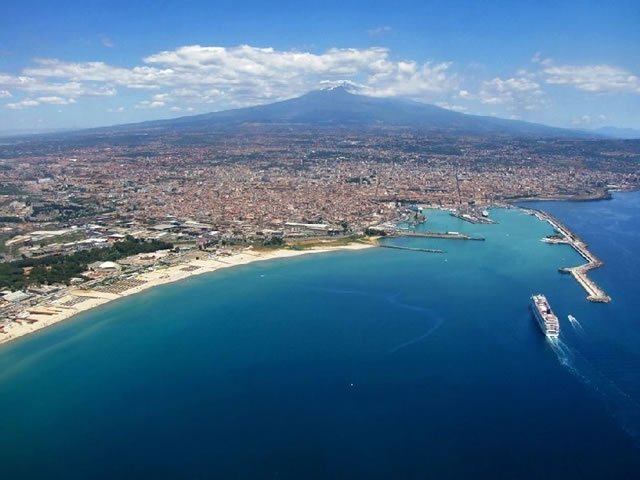 meteo-catania:-nubi-e-qualche-pioggia.-temperature-ancora-miti