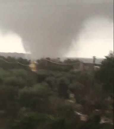 video-meteo-di-un-altro-tornado-al-sud-italia,-due-in-poche-ore.-stavolta-la-puglia