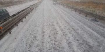 grandine-d’agosto-in-sardegna:-strada-imbiancata-come-fosse-neve