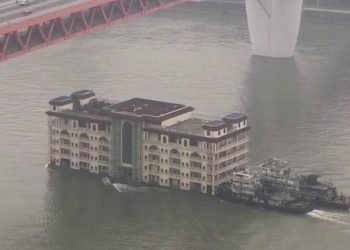 palazzo-di-cinque-piani-galleggia-sul-fiume.-incredibile-in-cina,-video