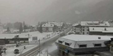 evento-meteo-di-neve-turbinosa,-causa-vento-forte,-in-atto-su-alpi-italiane