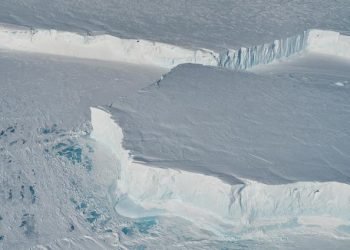maxi-iceberg-si-stacca-da-antartide:-e-grande-tre-volte-manhattan