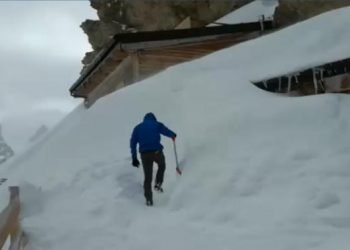 video-meteo-alpi:-rifugio-sommerso-dalla-neve,-impossibile-entrare-e-uscire