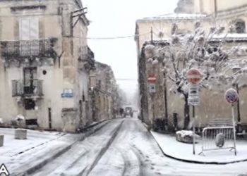 video-meteo,-neve-a-quote-basse-in-sicilia,-coste-inondate-dal-vento-di-uragano