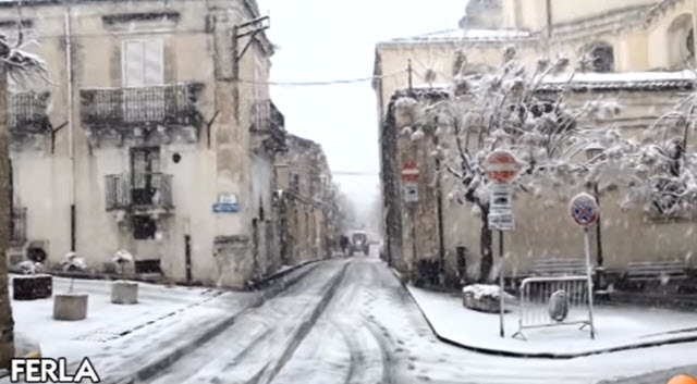 video-meteo,-neve-a-quote-basse-in-sicilia,-coste-inondate-dal-vento-di-uragano