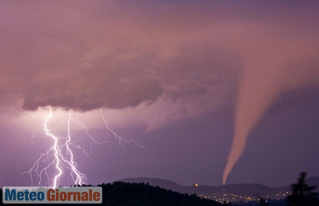 meteo:-tornado-sul-litorale-romano-uccide-una-donna.-auto-scaraventate-a-decine-di-metri