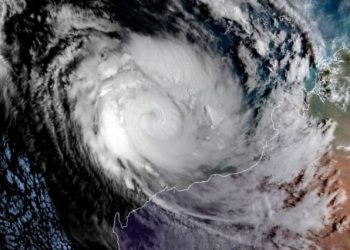 australia-sotto-assedio,-con-doppio-ciclone:-video-meteo