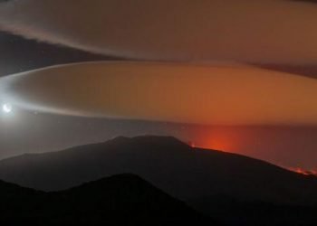 nuvole-illuminate-dalla-lava-sull’etna:-la-foto-meteo-scelta-dalla-nasa