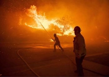california-assediata-dal-fuoco,-migliaia-di-persone-evacuate