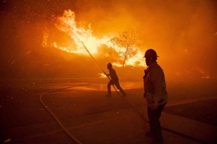 california-assediata-dal-fuoco,-migliaia-di-persone-evacuate