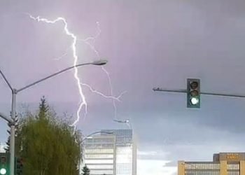 video-meteo:-aereo-in-decollo-colpito-da-un-fulmine.-immagini-in-real-time