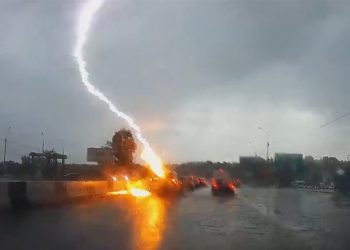 video-meteo.-fulmine-colpisce-auto-in-strada:-la-scarica-e-il-boato-da-paura