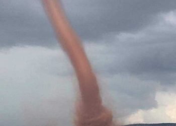 video-meteo:-tornado-in-messico-risucchia-terra-e-polvere,-impressionante