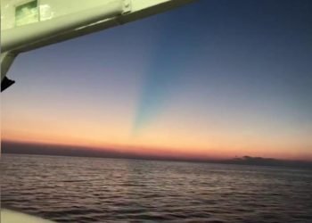 video-meteo:-l’incredibile-raggio-verde-appare-sui-cieli-di-ischia