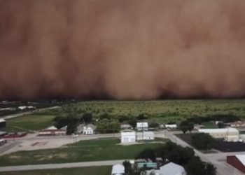 video-meteo,-spettacolare-tempesta-di-sabbia-divora-una-citta-in-texas