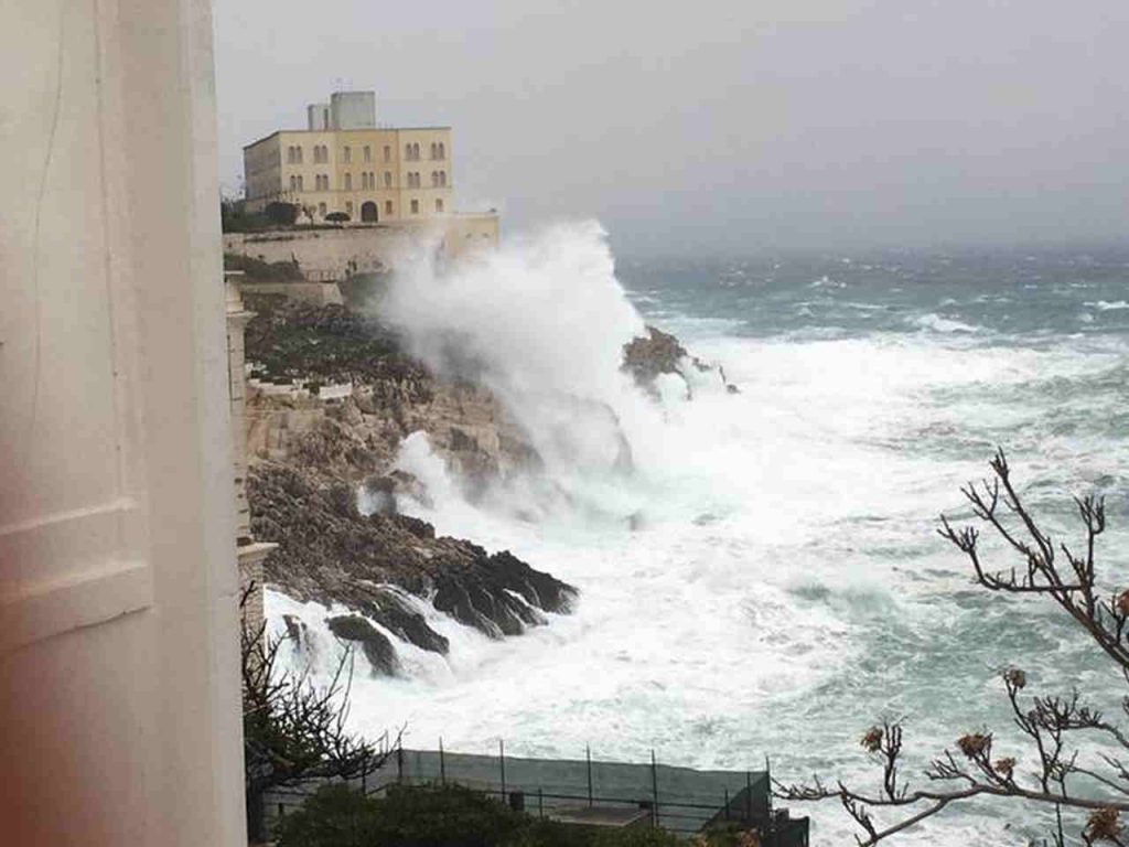 Video Meteo Mare In Tempesta Sul Salento Onde Pazzesche Incredibile Meteo Giornale