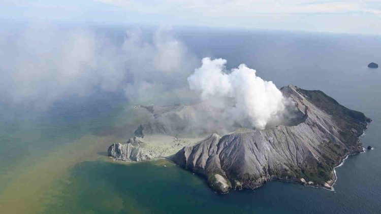 vulcano-esplode-in-nuova-zelanda,-5-vittime.-impressionante-video-eruzione