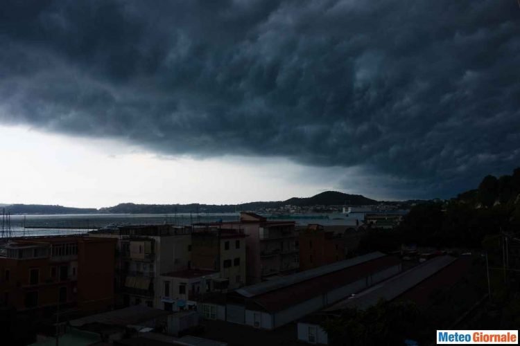 meteo-napoli:-rovesci-domenica,-maltempo-e-vento-nei-primi-giorni-della-settimana