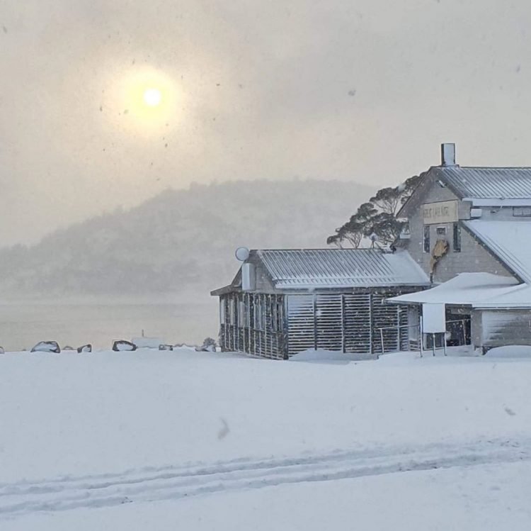 sorpresa-meteo-in-australia:-neve-quasi-estiva-sulle-montagne-del-sud