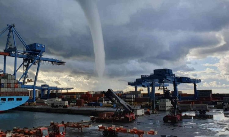 genova,-alcune-trombe-marine-minacciano-il-porto:-video-meteo