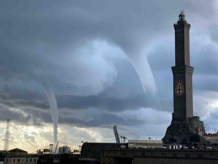 danza-di-maxi-trombe-marine-a-genova.-lo-spettacolo-e-impressionante,-video