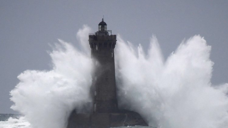 burrasca-meteo-sulla-francia,-tempesta-atlantica-con-vento-violento-e-grandi-mareggiate