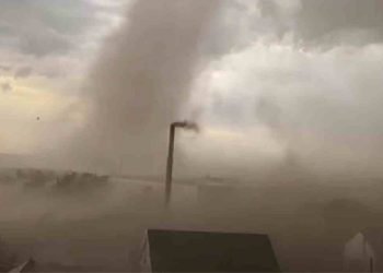 enorme-tornado-in-kazakistan,-volano-i-tetti:-video-pauroso