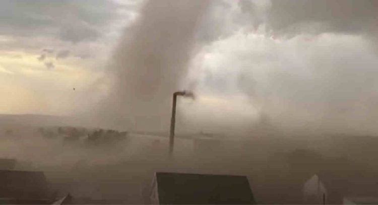 enorme-tornado-in-kazakistan,-volano-i-tetti:-video-pauroso