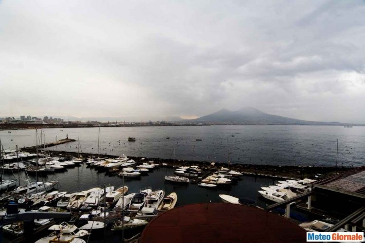 meteo-napoli:-peggiora-domenica-con-piogge,-poi-anche-freddo-e-molto-vento