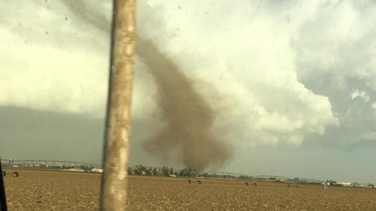 tornado-negli-stati-uniti-visto-da-vicino,-sfiora-case.-video-spettacolare