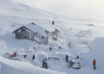 tempesta-di-neve-in-norvegia,-tutto-travolto,-strade-e-ferrovie-interrotte