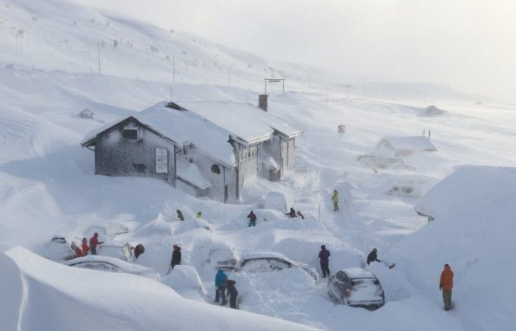 tempesta-di-neve-in-norvegia,-tutto-travolto,-strade-e-ferrovie-interrotte