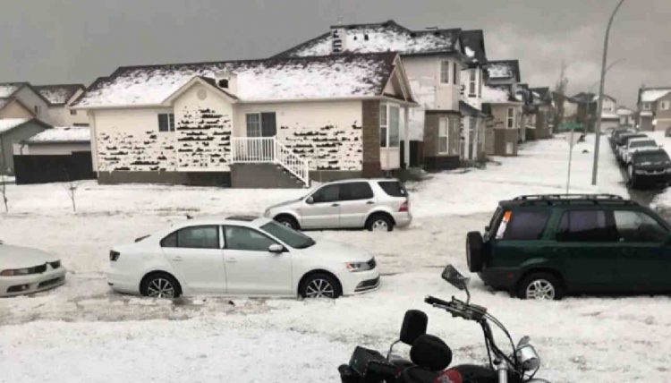 bombardamento-di-grandine-su-calgary:-danni-ingenti,-anche-agli-edifici