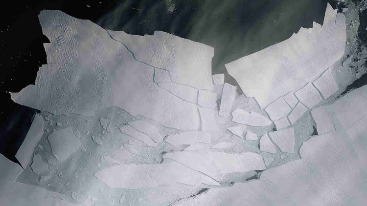 antartide,-iceberg-si-stacca-dal-pine-island-e-si-sbriciola.-immagini-shock