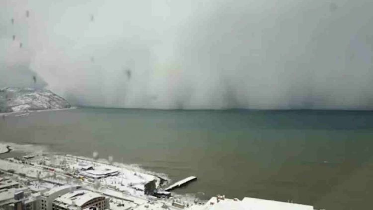 tempesta-di-neve-sul-mare-in-turchia,-video-in-timelapse-e-una-meraviglia