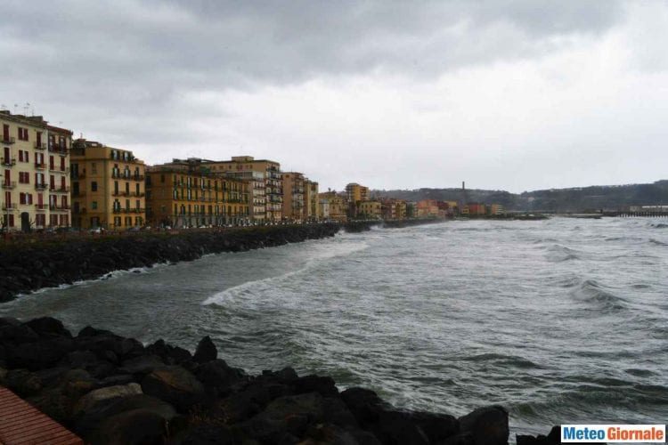 meteo-napoli:-molte-nubi-nel-weekend,-con-qualche-pioviggine