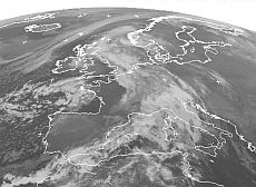 lungo-fronte-artico-a-corona-di-una-diffusa-copertura-nuvolosa-europea
